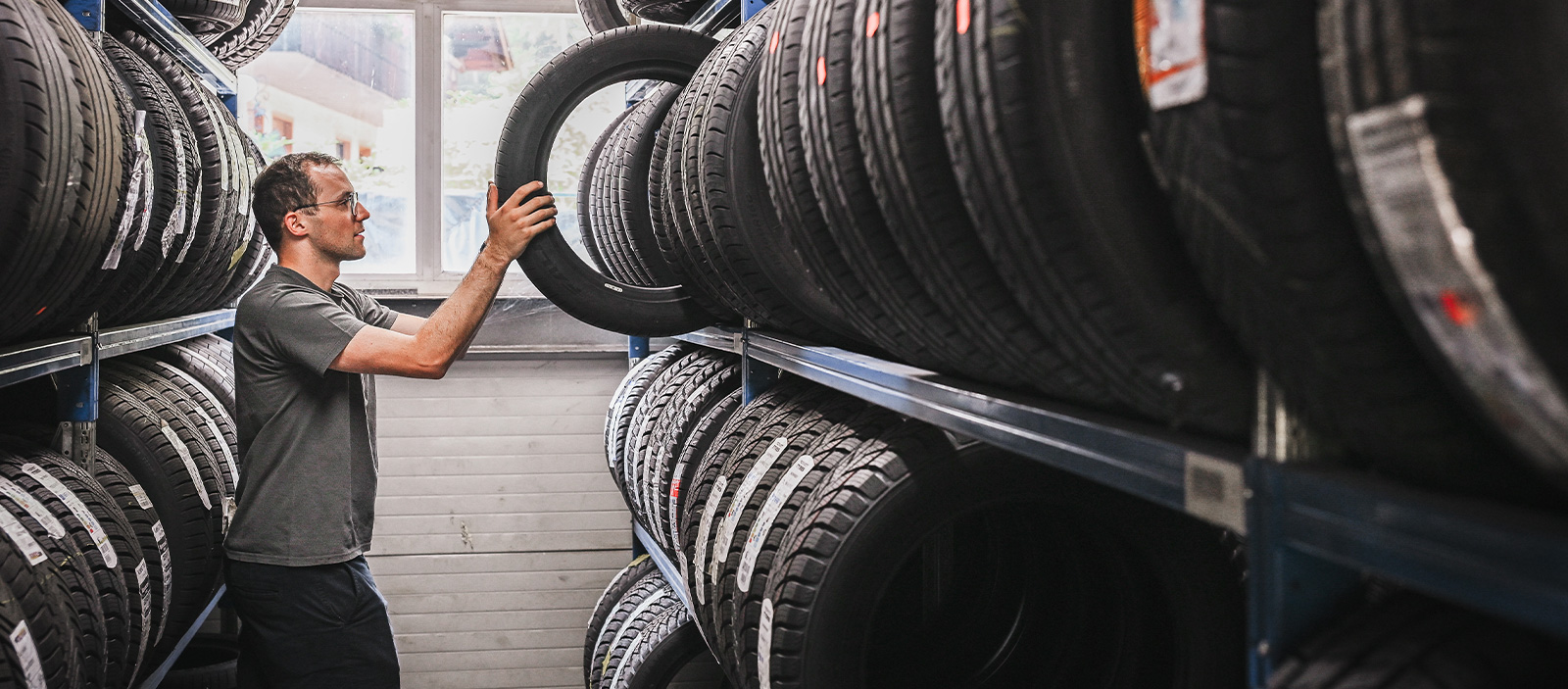 Einlagern. Entspannen. Weiterfahren.
Lagern Sie bei uns Ihre Reifen ein.